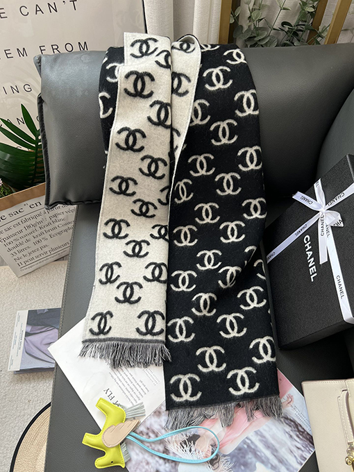 シャネルスーパーコピー デパートのベストセラー商品の両面スカーフ