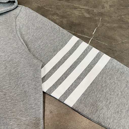 トムブラウン 4本のストライプとドローストリングが付いたダブルジッパーのフード付きジャケット