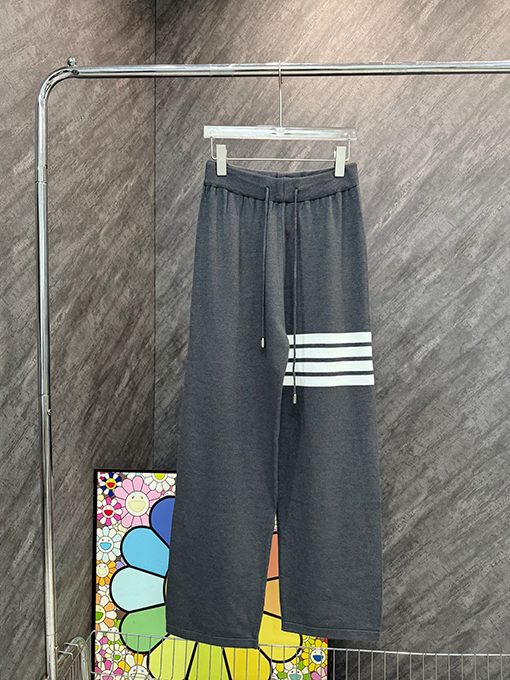 トムブラウン 4本のストライプが入ったクラシックなストレートレッグニットパンツ