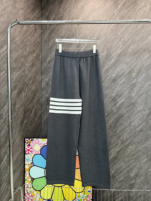 トムブラウン 4本のストライプが入ったクラシックなストレートレッグニットパンツ