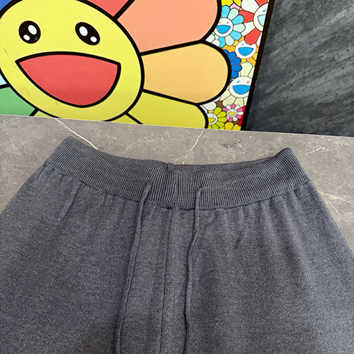 トムブラウン 4本のストライプが入ったクラシックなストレートレッグニットパンツ