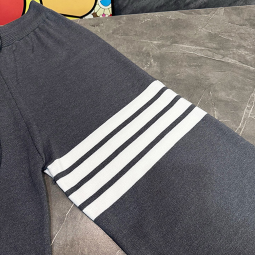 トムブラウン 4本のストライプが入ったクラシックなストレートレッグニットパンツ