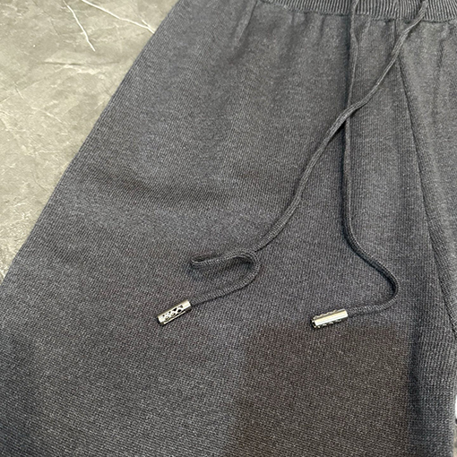 トムブラウン 4本のストライプが入ったクラシックなストレートレッグニットパンツ