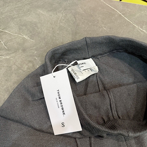 トムブラウン 4本のストライプが入ったクラシックなストレートレッグニットパンツ