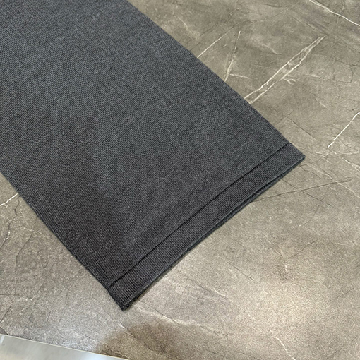 トムブラウン 4本のストライプが入ったクラシックなストレートレッグニットパンツ