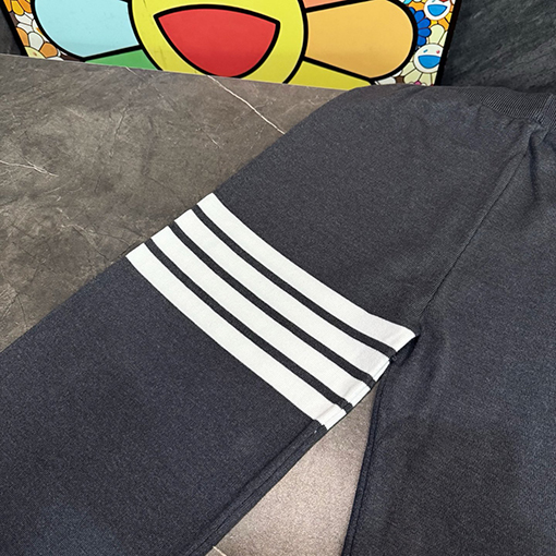 トムブラウン 4本のストライプが入ったクラシックなストレートレッグニットパンツ