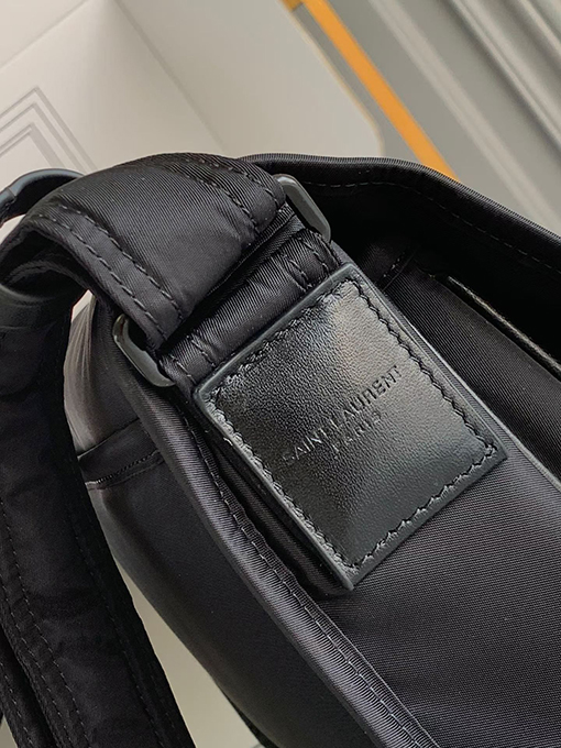 サンローラン NIKI 小さなナイロンメッセンジャーバッグ