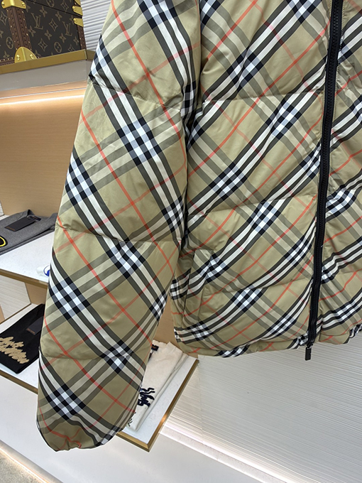 バーバリー Snowdon リバーシブルチェック柄ダウンジャケット