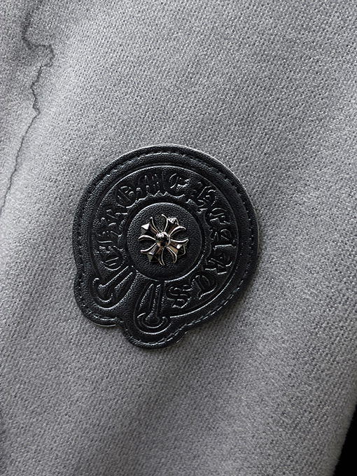 クロムハーツスーパーコピー フロントグラフィックウェビングとロゴデザインのスウェットシャツ