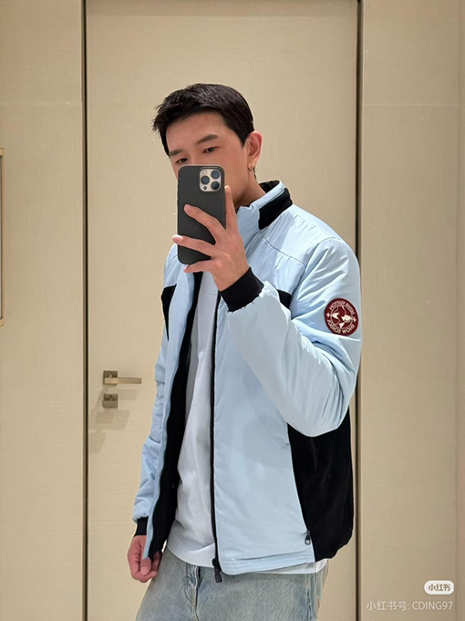 ルイヴィトンスーパーコピー バッジロゴリバーシブルタートルネックジャケット