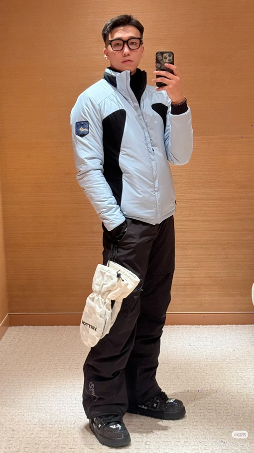 ルイヴィトンスーパーコピー バッジロゴリバーシブルタートルネックジャケット