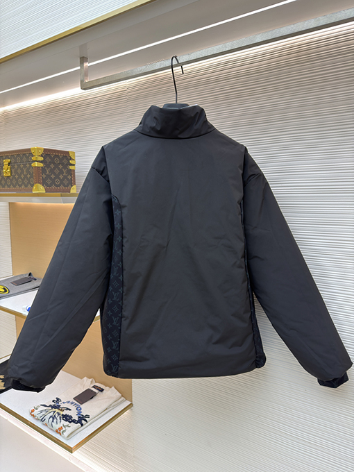 ルイヴィトンスーパーコピー バッジロゴリバーシブルタートルネックジャケット