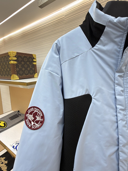 ルイヴィトンスーパーコピー バッジロゴリバーシブルタートルネックジャケット