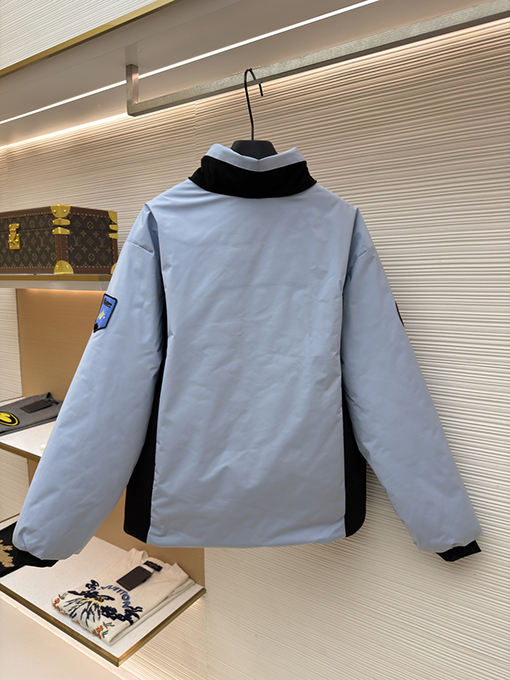 ルイヴィトンスーパーコピー バッジロゴリバーシブルタートルネックジャケット