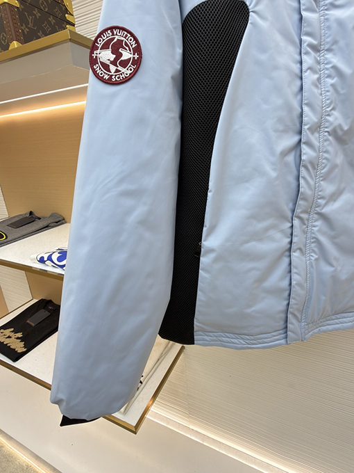 ルイヴィトンスーパーコピー バッジロゴリバーシブルタートルネックジャケット