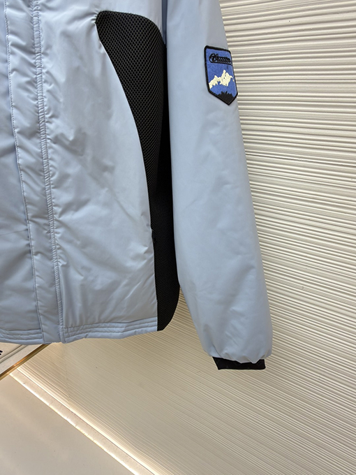 ルイヴィトンスーパーコピー バッジロゴリバーシブルタートルネックジャケット