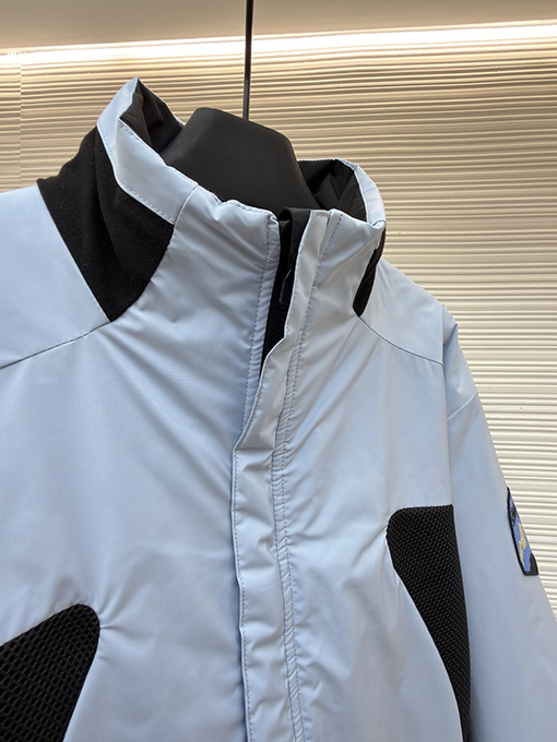 ルイヴィトンスーパーコピー バッジロゴリバーシブルタートルネックジャケット