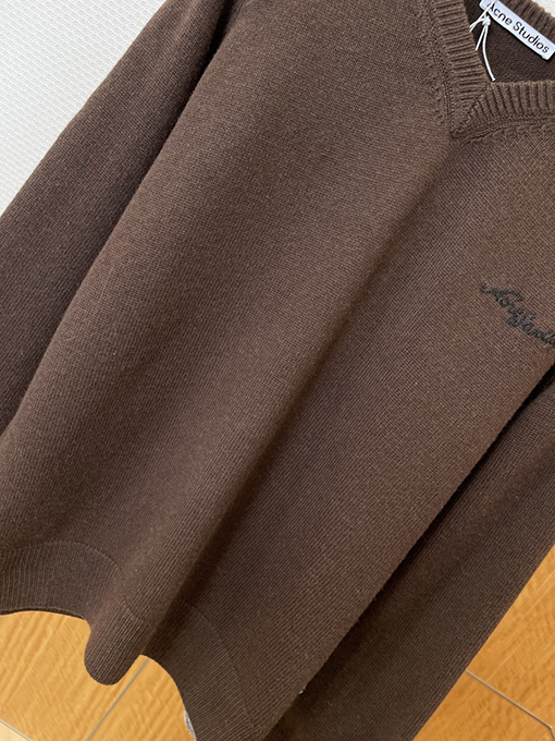 アクネストゥディオズコピー Acne Studios シグネチャー刺繍入りVネックニットセーター