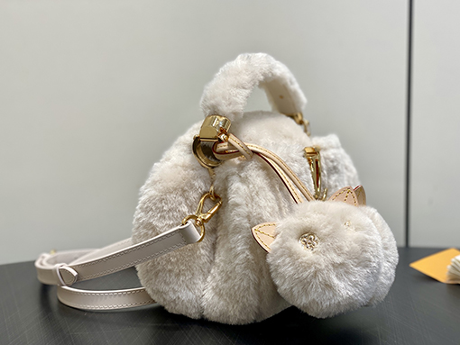 ルイヴィトン LV Capusnow レディースラムウールのプラッシュハンドバッグ M26324