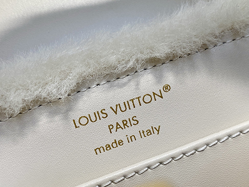 ルイヴィトン LV Capusnow レディースラムウールのプラッシュハンドバッグ M26324