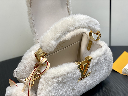 ルイヴィトン LV Capusnow レディースラムウールのプラッシュハンドバッグ M26324
