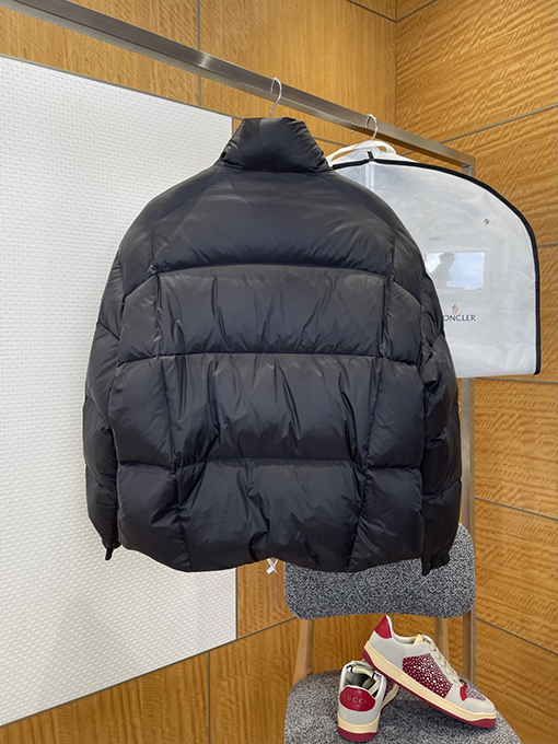 モンクレール スタンドカラーのカラーブロックダウンジャケット