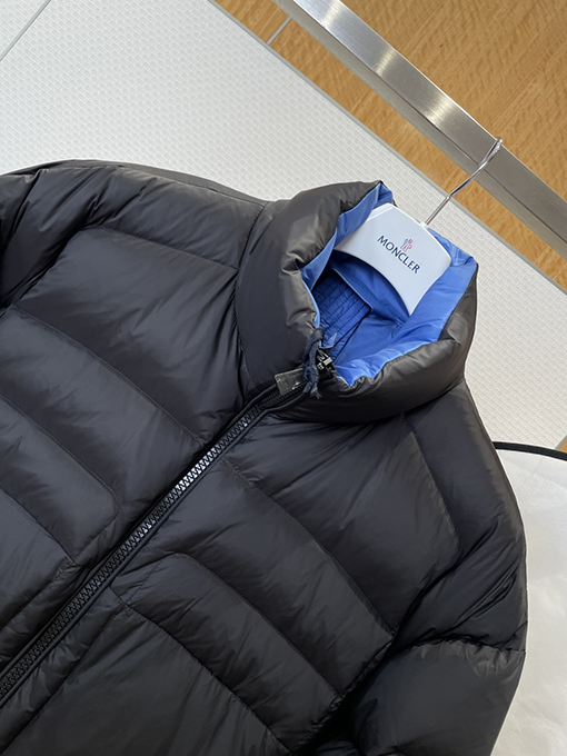 モンクレール スタンドカラーのカラーブロックダウンジャケット