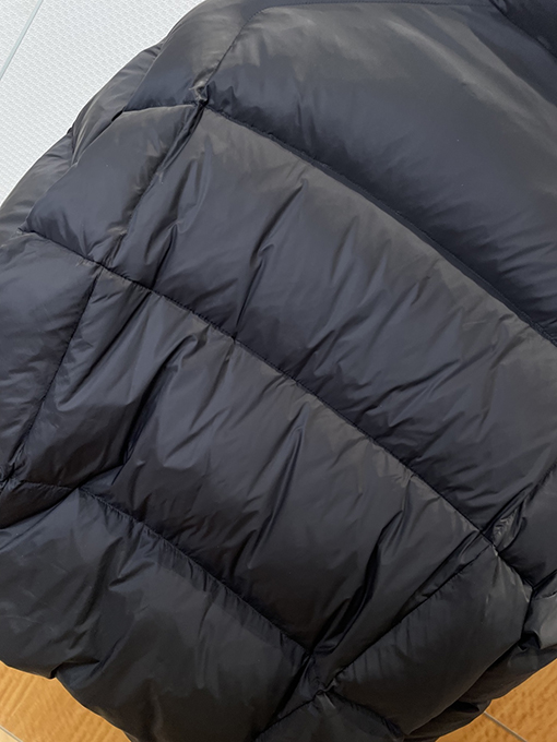 モンクレール スタンドカラーのカラーブロックダウンジャケット