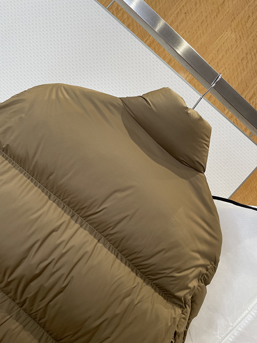 モンクレールコピー パッチワークポケットスタンドカラーダウンジャケット