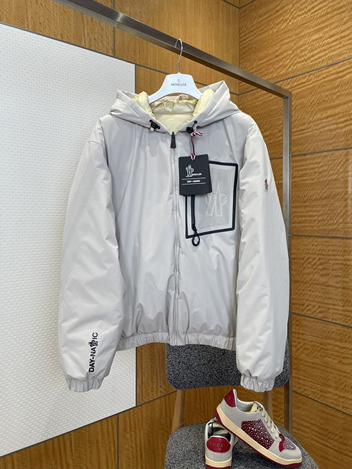 モンクレール リバーシブルロゴフード付きダウンジャケット