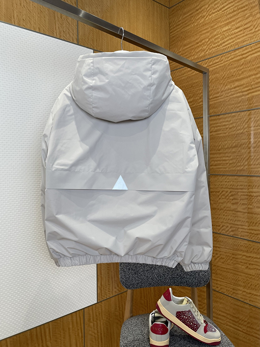 モンクレール リバーシブルロゴフード付きダウンジャケット