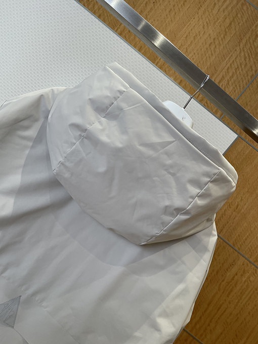 モンクレール リバーシブルロゴフード付きダウンジャケット