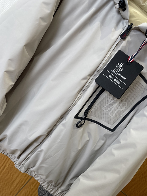 モンクレール リバーシブルロゴフード付きダウンジャケット