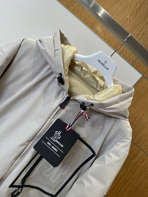 モンクレール リバーシブルロゴフード付きダウンジャケット