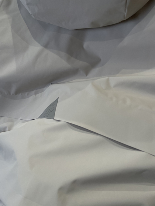 モンクレール リバーシブルロゴフード付きダウンジャケット