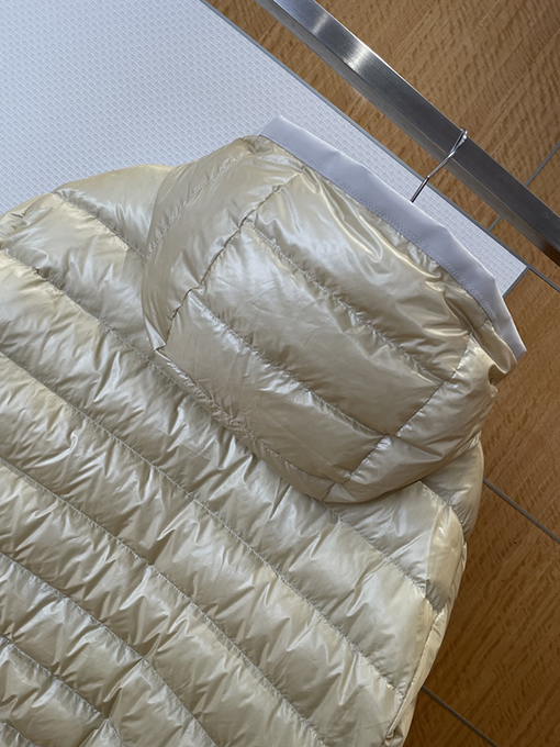 モンクレール リバーシブルロゴフード付きダウンジャケット