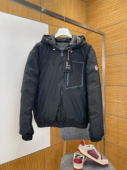 モンクレール リバーシブルロゴフード付きダウンジャケット