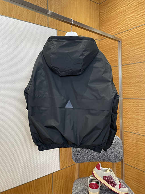 モンクレール リバーシブルロゴフード付きダウンジャケット