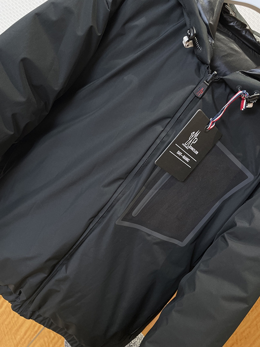 モンクレール リバーシブルロゴフード付きダウンジャケット