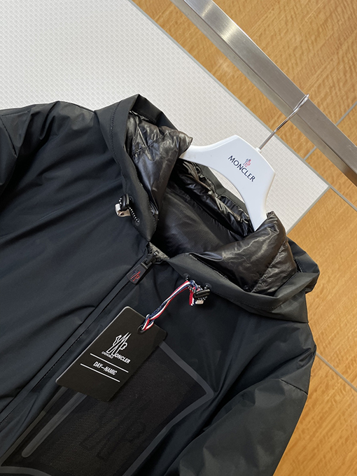 モンクレール リバーシブルロゴフード付きダウンジャケット