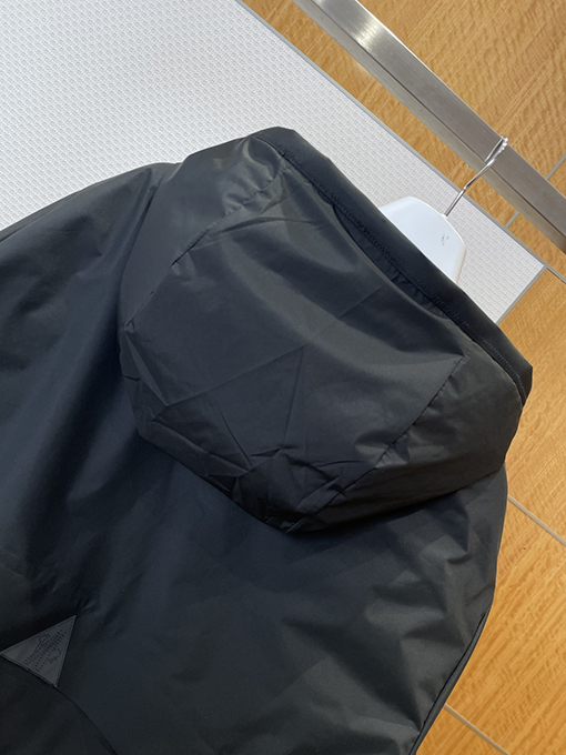 モンクレール リバーシブルロゴフード付きダウンジャケット