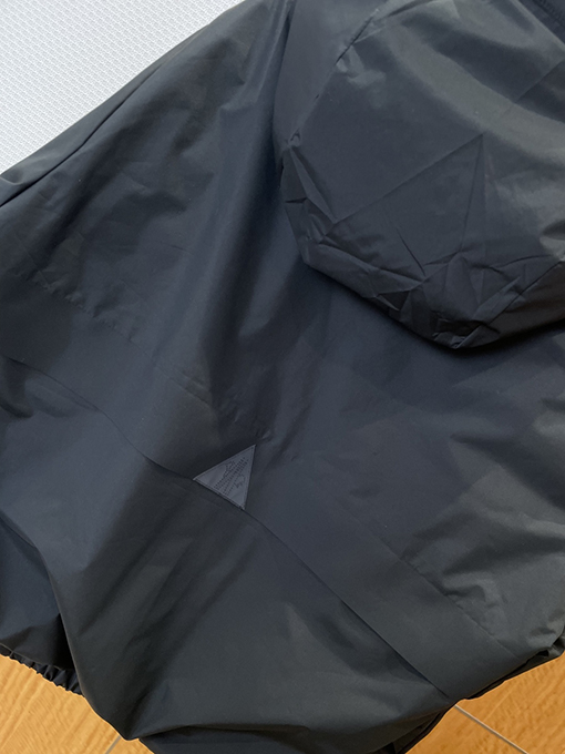 モンクレール リバーシブルロゴフード付きダウンジャケット