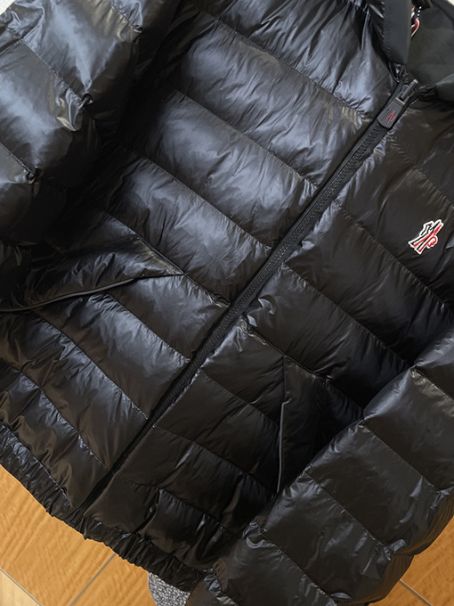 モンクレール リバーシブルロゴフード付きダウンジャケット