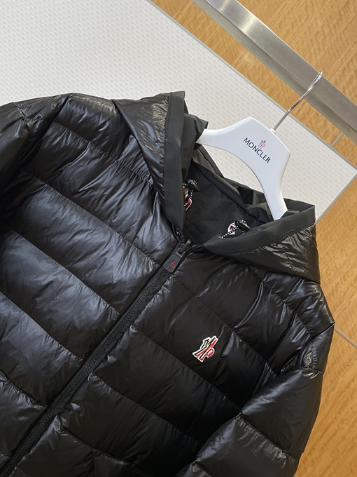 モンクレール リバーシブルロゴフード付きダウンジャケット