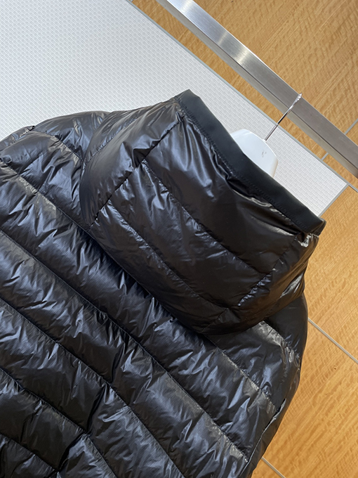 モンクレール リバーシブルロゴフード付きダウンジャケット