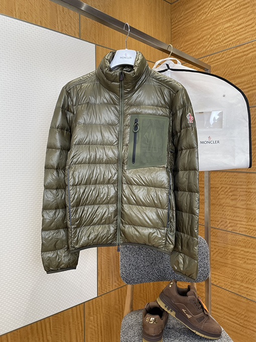 モンクレール ロゴスタンドカラー軽量ダウンジャケット