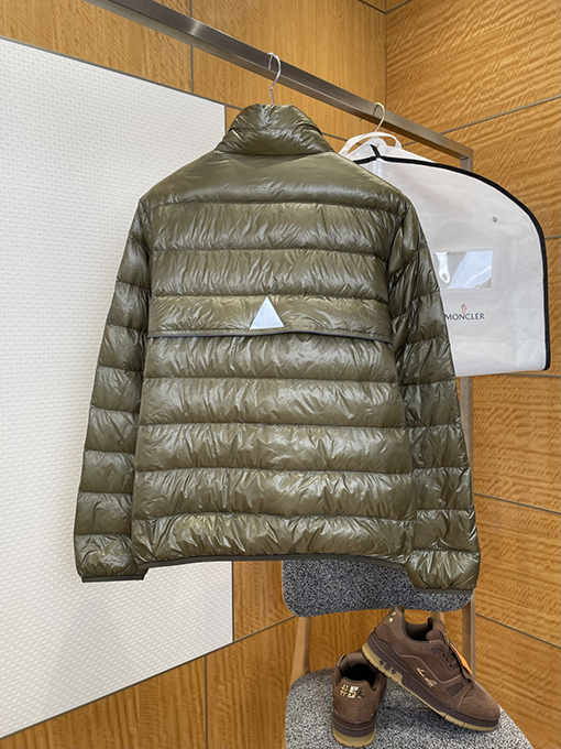 モンクレール ロゴスタンドカラー軽量ダウンジャケット