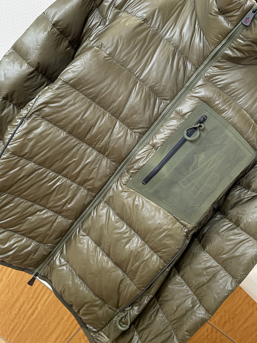 モンクレール ロゴスタンドカラー軽量ダウンジャケット