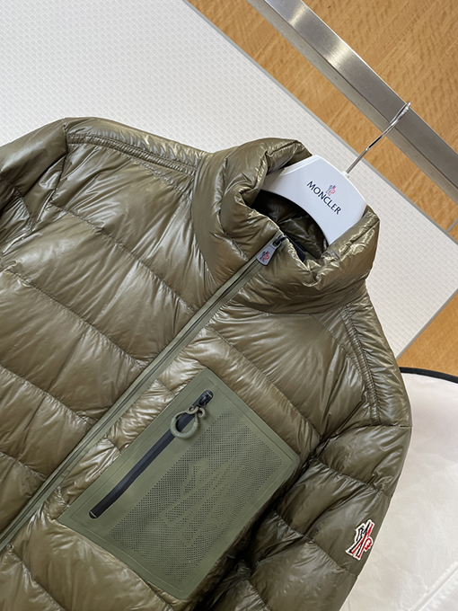 モンクレール ロゴスタンドカラー軽量ダウンジャケット