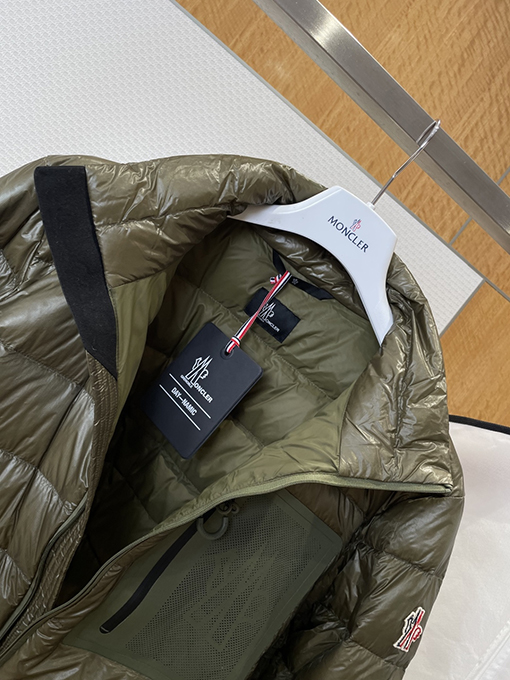 モンクレール ロゴスタンドカラー軽量ダウンジャケット